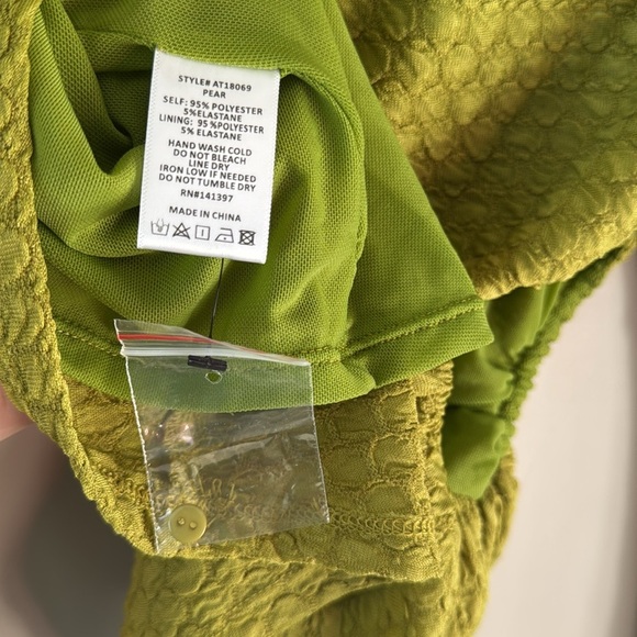 ASTR THE LABEL TEXTURED CUTOUT LONG SLEEVE TOP SIZE MEDIUM PEAR GREEN - Picture 6 of 7